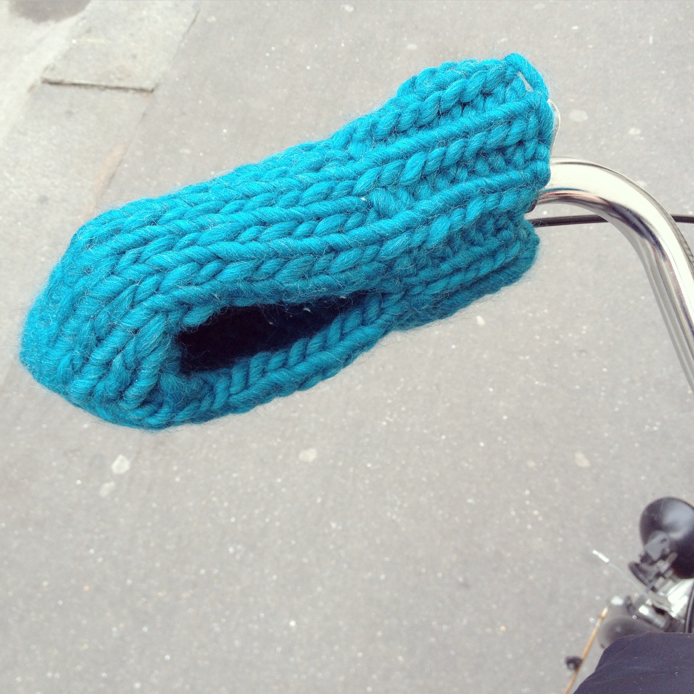 Les moufles de vélo – Charlov  Comment tricoter en rond, Moufle