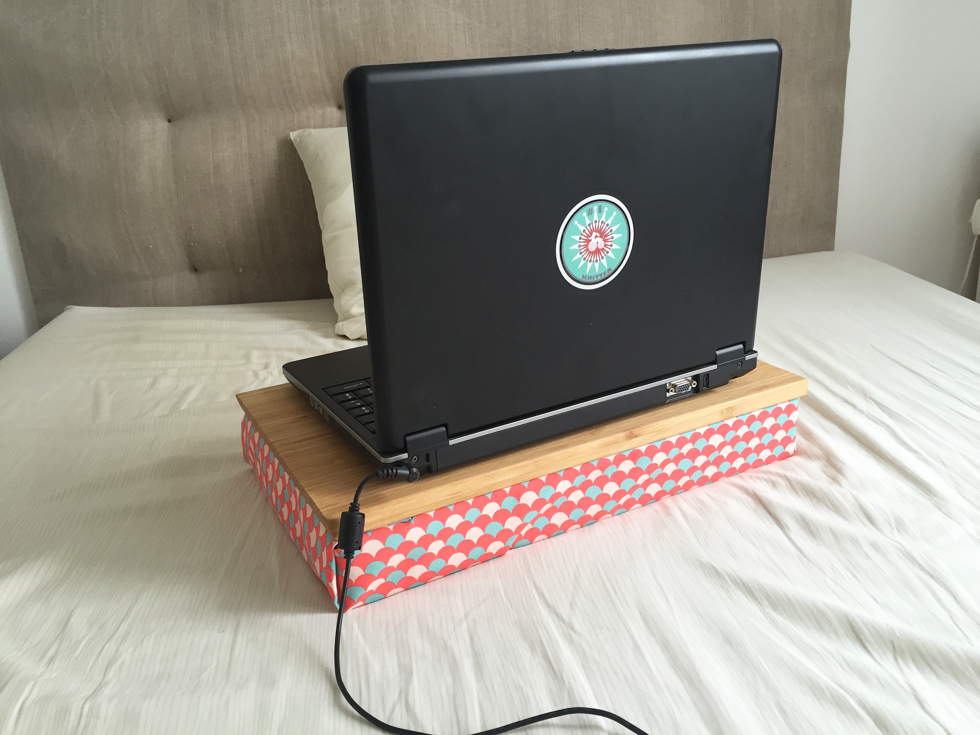 Plateau Pour Ordinateur Portable Lit/canapé - Avec Coussin, Support Téléphone, Dimensions 58x37 Cm, Couleur Noix